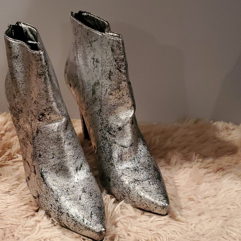 NIB Silver & black booties